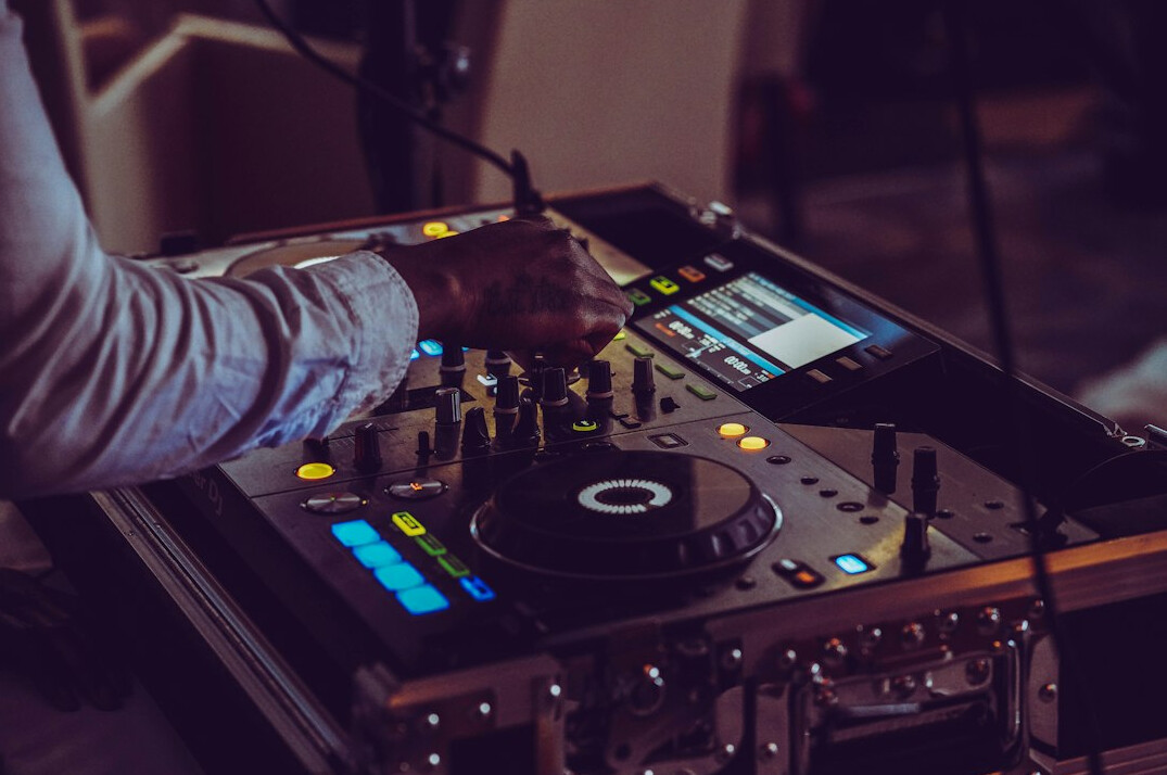 Sound desk and workflow planning in a control room